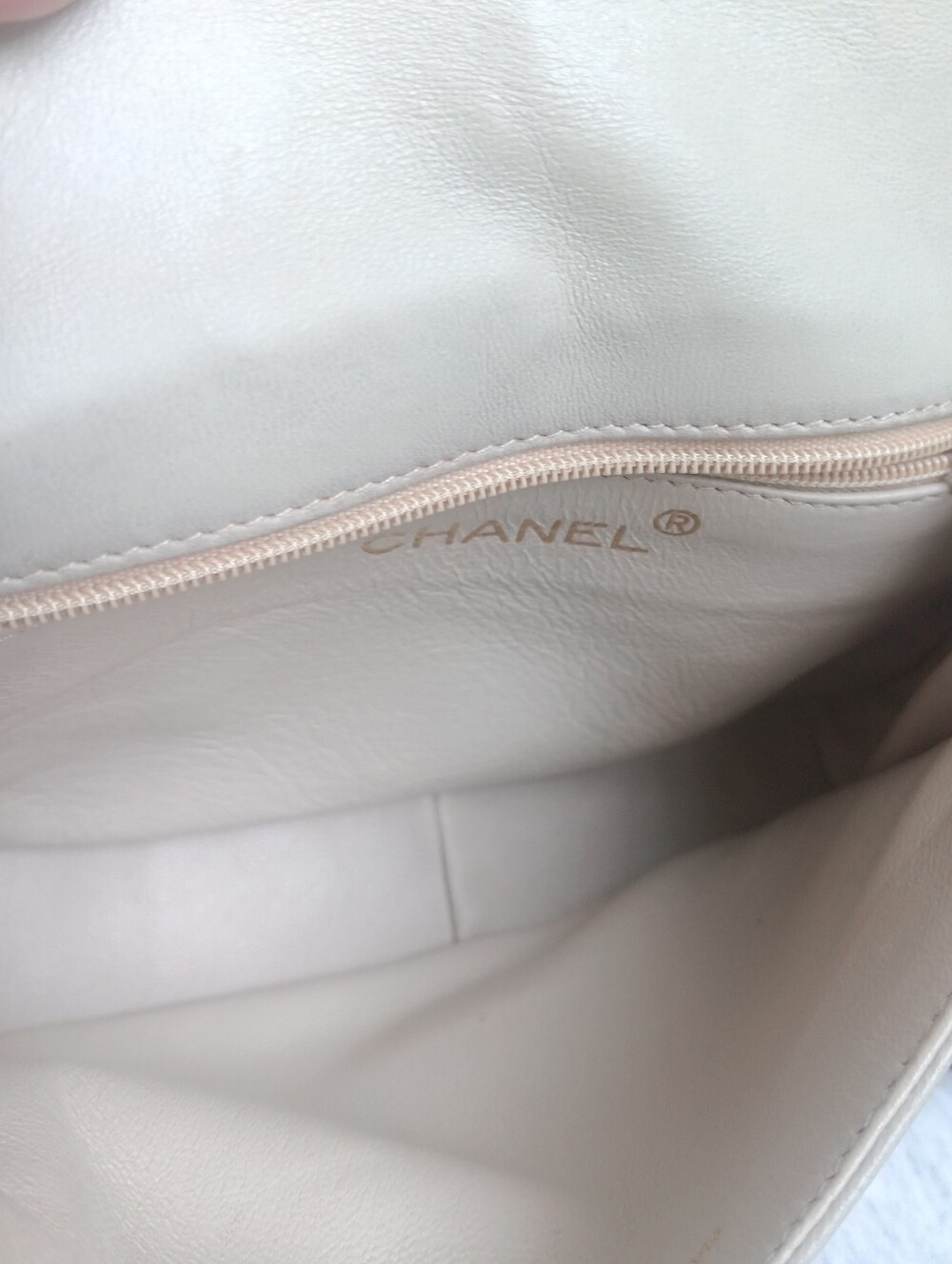 👜 Vintage Chanel 1988 Beige Lambskin CC Stitch Small Flap Shoulder Bag - Picture 15 of 17
